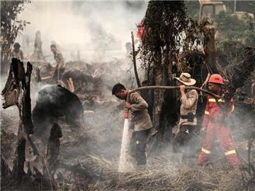 Vermutlich mehr als 100 000 Menschen sind im vergangenen Jahr bei den verheerenden Waldbränden in Indonesien ums Leben gekommen. Foto: Rony Muharrman