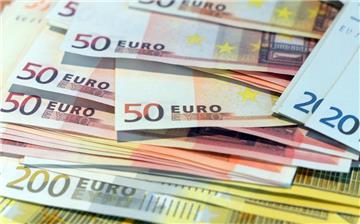Vermutlich vor seiner Frau wollte ein Campingplatzbetreiber 200.000 Euro in einem Baum verstecken. 
