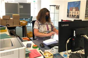 Vermutlich wegen Corona ist im Briefwahlbüro mehr zu tun als bei Wahlen in den Jahren zuvor.