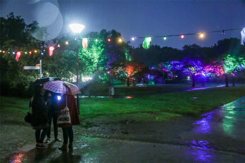 Lichterfest: Feuerwerk wegen Dauerregen vorgezogen Verregnet, aber schön - das Lichterfest 2015.