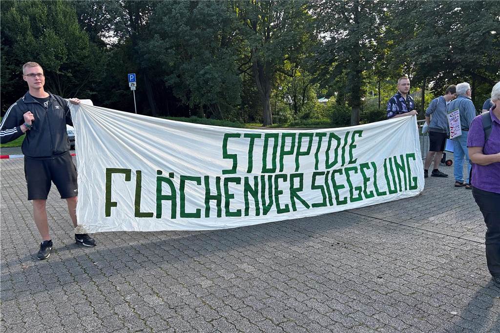 „Wir müssen versuchen, was zu ändern“: 120 Menschen demonstrieren für das Klima Verschiedene Bündnisse und Bürger beteiligen sich in Werne am globalen Klimastreik am 15. September 2023.
