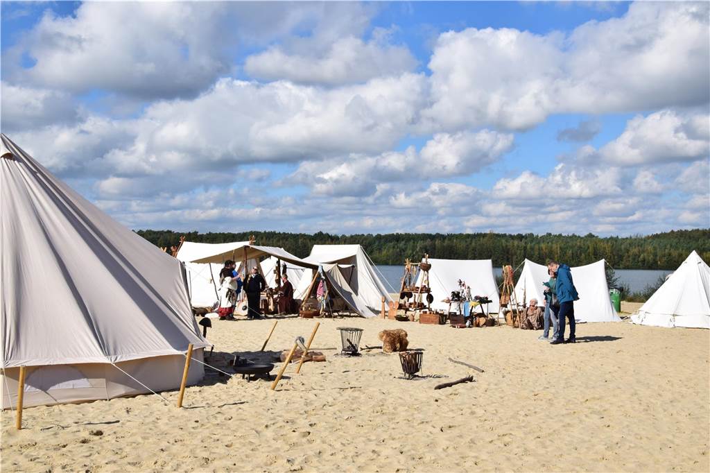 Verschiedene Gruppen stellten bei der 9. SEErenade am Silbersee II in Haltern das Leben der Wikinger nach. Die schöne Kulisse und das herrliche Wetter sorgten dafür, dass das Event auf große Resonanz stieß.