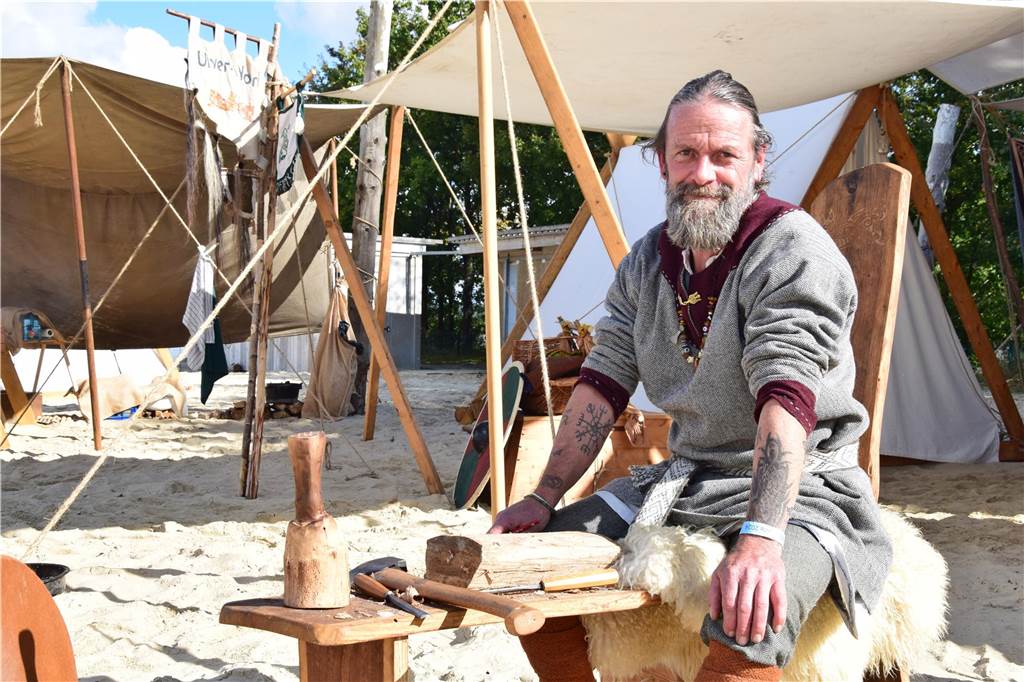 Verschiedene Gruppen stellten bei der 9. SEErenade am Silbersee II in Haltern das Leben der Wikinger nach. Die schöne Kulisse und das herrliche Wetter sorgten dafür, dass das Event auf große Resonanz stieß.
