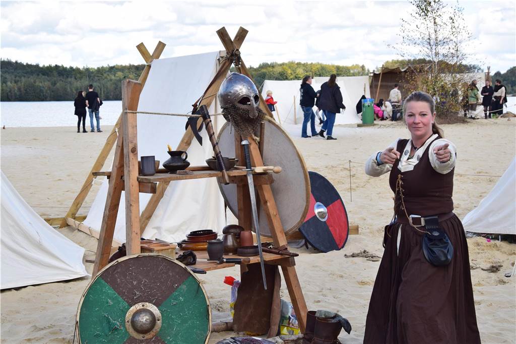 Verschiedene Gruppen stellten bei der 9. SEErenade am Silbersee II in Haltern das Leben der Wikinger nach. Die schöne Kulisse und das herrliche Wetter sorgten dafür, dass das Event auf große Resonanz stieß.