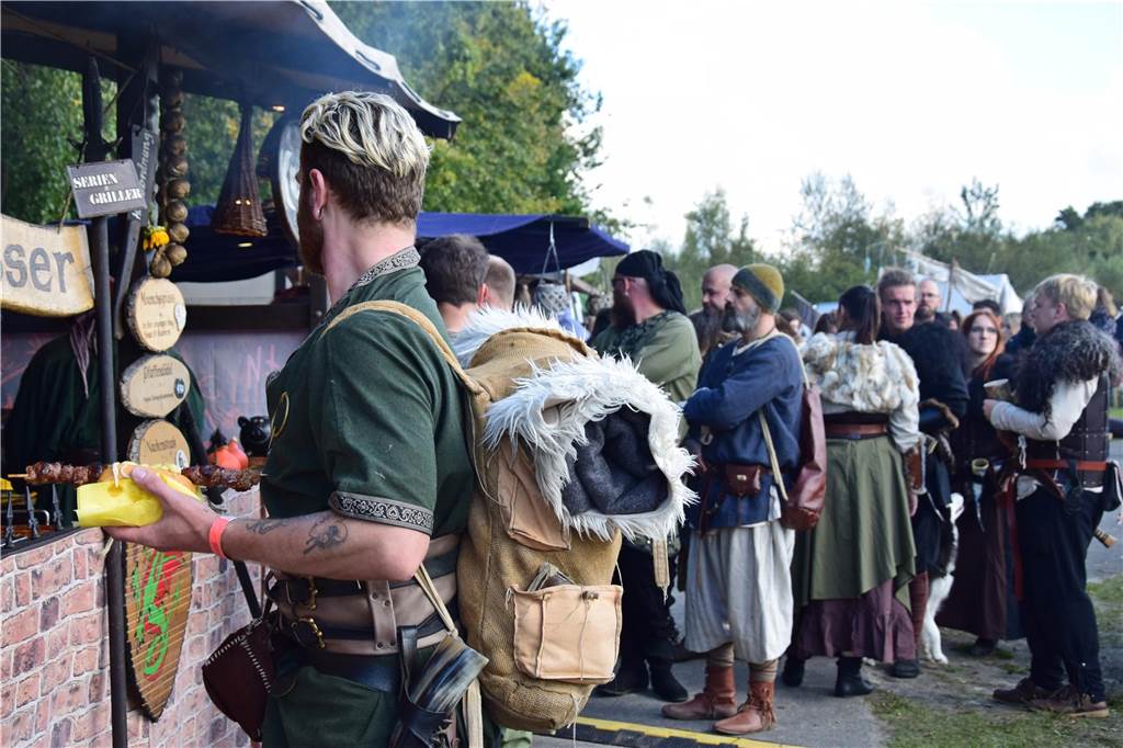 Verschiedene Gruppen stellten bei der 9. SEErenade am Silbersee II in Haltern das Leben der Wikinger nach. Die schöne Kulisse und das herrliche Wetter sorgten dafür, dass das Event auf große Resonanz stieß.