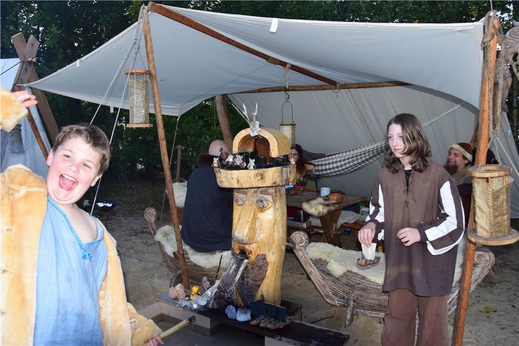Verschiedene Gruppen stellten bei der 9. SEErenade am Silbersee II in Haltern das Leben der Wikinger nach. Die schöne Kulisse und das herrliche Wetter sorgten dafür, dass das Event auf große Resonanz stieß.