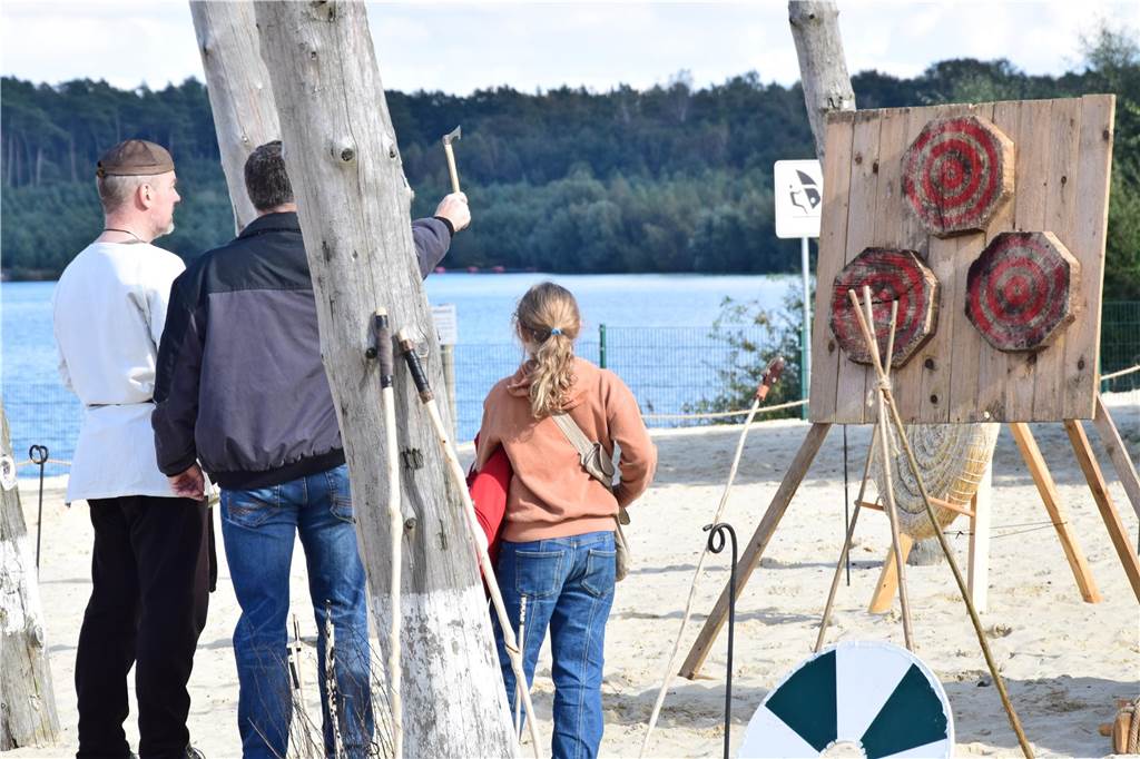 Verschiedene Gruppen stellten bei der 9. SEErenade am Silbersee II in Haltern das Leben der Wikinger nach. Die schöne Kulisse und das herrliche Wetter sorgten dafür, dass das Event auf große Resonanz stieß.
