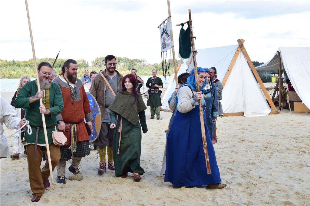 Verschiedene Gruppen stellten bei der 9. SEErenade am Silbersee II in Haltern das Leben der Wikinger nach. Die schöne Kulisse und das herrliche Wetter sorgten dafür, dass das Event auf große Resonanz stieß.