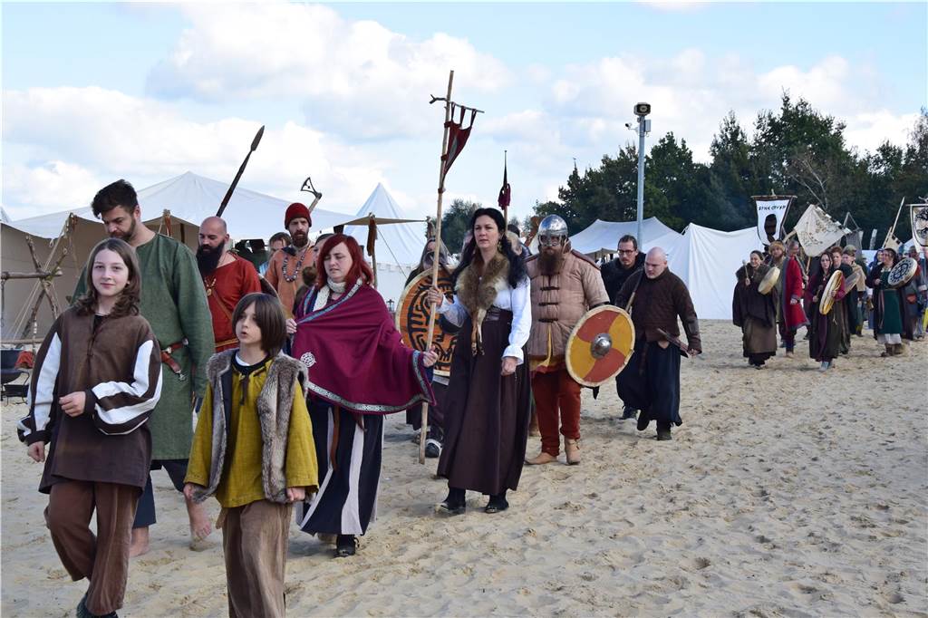 Verschiedene Gruppen stellten bei der 9. SEErenade am Silbersee II in Haltern das Leben der Wikinger nach. Die schöne Kulisse und das herrliche Wetter sorgten dafür, dass das Event auf große Resonanz stieß.