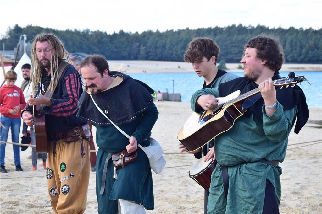 Verschiedene Gruppen stellten bei der 9. SEErenade am Silbersee II in Haltern das Leben der Wikinger nach. Die schöne Kulisse und das herrliche Wetter sorgten dafür, dass das Event auf große Resonanz stieß.
