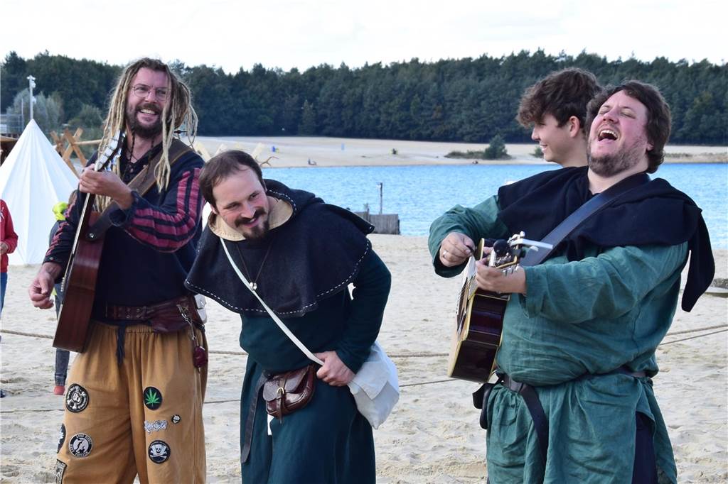 Verschiedene Gruppen stellten bei der 9. SEErenade am Silbersee II in Haltern das Leben der Wikinger nach. Die schöne Kulisse und das herrliche Wetter sorgten dafür, dass das Event auf große Resonanz stieß.