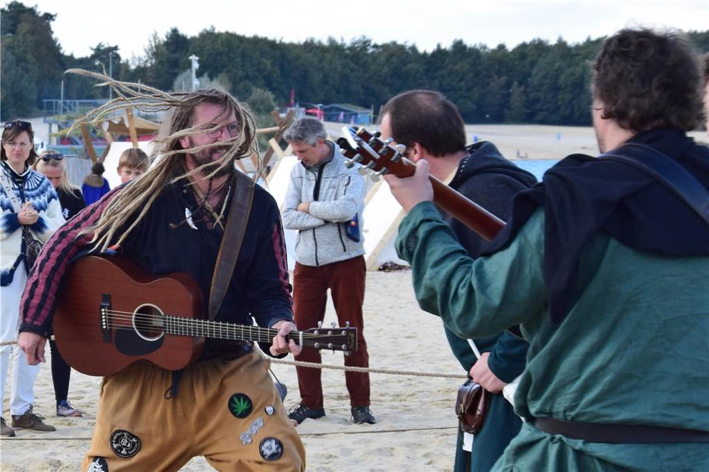 Verschiedene Gruppen stellten bei der 9. SEErenade am Silbersee II in Haltern das Leben der Wikinger nach. Die schöne Kulisse und das herrliche Wetter sorgten dafür, dass das Event auf große Resonanz stieß.