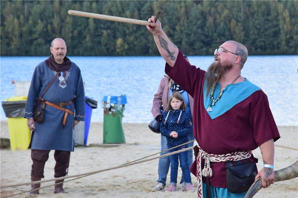 Verschiedene Gruppen stellten bei der 9. SEErenade am Silbersee II in Haltern das Leben der Wikinger nach. Die schöne Kulisse und das herrliche Wetter sorgten dafür, dass das Event auf große Resonanz stieß.
