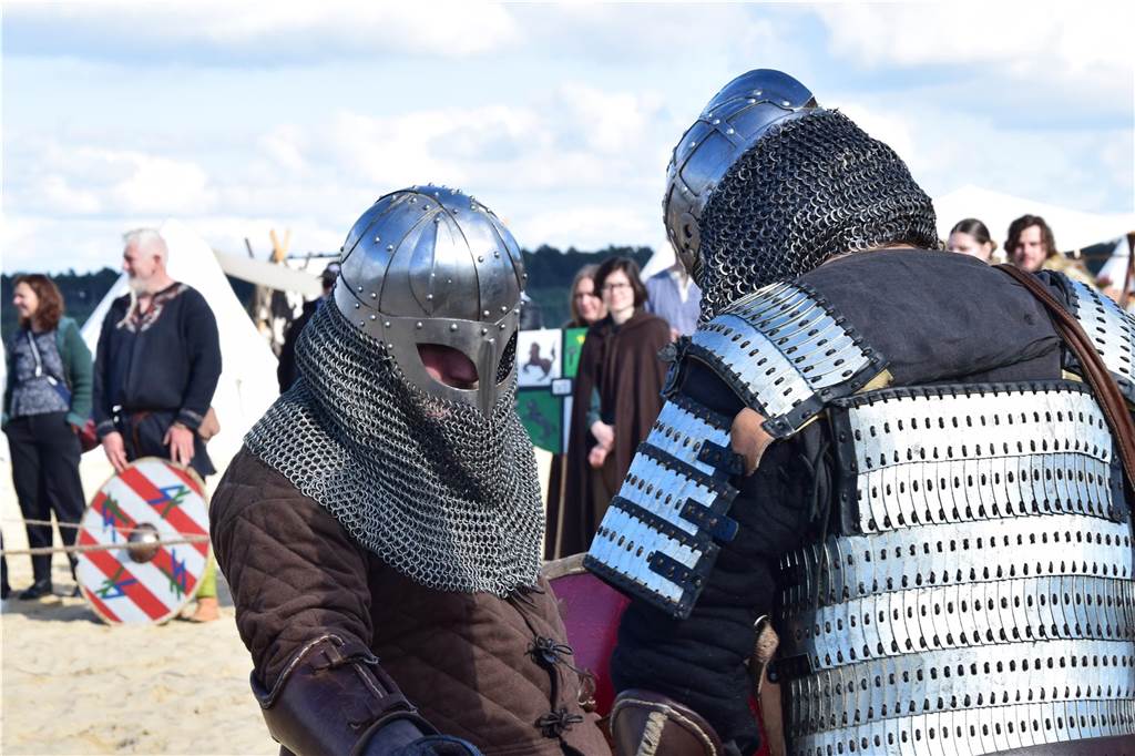 Verschiedene Gruppen stellten bei der 9. SEErenade am Silbersee II in Haltern das Leben der Wikinger nach. Die schöne Kulisse und das herrliche Wetter sorgten dafür, dass das Event auf große Resonanz stieß.