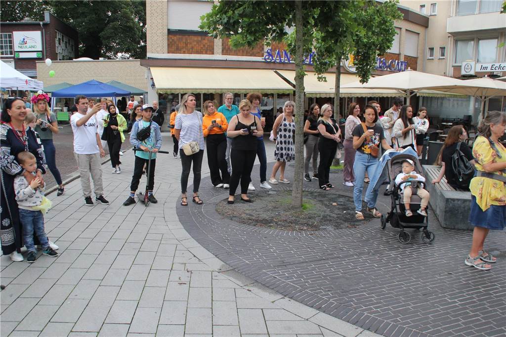 Verschiedene kulinarische Spezialitäten zum Schlemmen sowie ein Mix aus Tänzen, Liedern und Showeinlagen ließen beim Tag der offenen Tür im „Treffpunkt Neuland“ keinerlei Langeweile aufkommen. Wir waren mit der Kamera vor Ort und haben einige sehenswürdige Einlagen festgehalten.