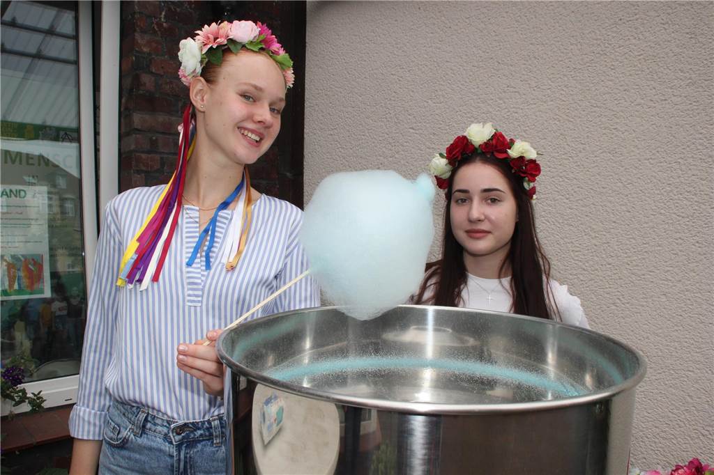 Verschiedene kulinarische Spezialitäten zum Schlemmen sowie ein Mix aus Tänzen, Liedern und Showeinlagen ließen beim Tag der offenen Tür im „Treffpunkt Neuland“ keinerlei Langeweile aufkommen. Wir waren mit der Kamera vor Ort und haben einige sehenswürdige Einlagen festgehalten.