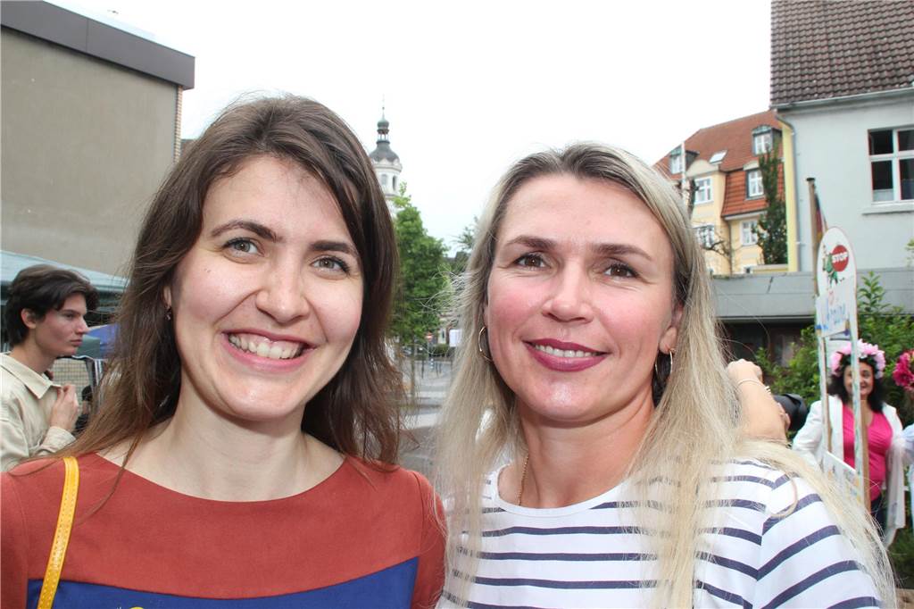 Verschiedene kulinarische Spezialitäten zum Schlemmen sowie ein Mix aus Tänzen, Liedern und Showeinlagen ließen beim Tag der offenen Tür im „Treffpunkt Neuland“ keinerlei Langeweile aufkommen. Wir waren mit der Kamera vor Ort und haben einige sehenswürdige Einlagen festgehalten.