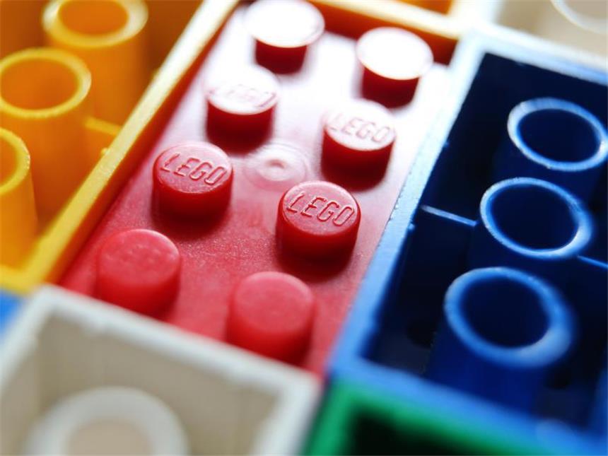 Lego für Erwachsene: Wollen Kinder nicht frustrieren Verschiedene Lego-Steine: Manche Bausätze des Spielzeugs sind recht kompliziert. Foto: Karl-Josef Hildenbrand