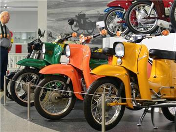 Verschiedene Modelle der Simson Schwalbe im Fahrzeugmuseum in Suhl: Die DDR-Zweiräder haben es zum Kultobjekt gebracht. Foto: Martin Schutt