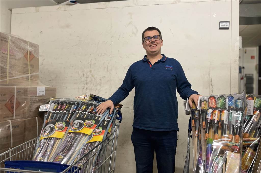 Silvester 2023: Diese Geschäfte verkaufen Feuerwerk in Alstätte Verschiedenste Pyrotechnik-Produkte sind bis zum 30. Dezember bei Aldi erhältlich. Die Preise liegen zwischen 3,99 und 49,99 Euro.