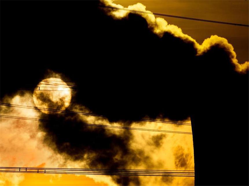Weg vom Schmuddelimage: Versicherer werden klimafreundlich Versicherer wie die Allianz oder Axa wollen nicht mehr in Unternehmen investieren, die massiv auf Kohleenergie setzen. Foto: Julian Stratenschulte