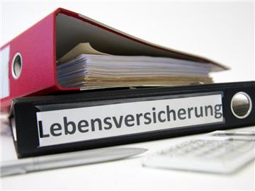 Versicherte sollen bei Kündigung oder regulärem Ablauf der Lebensversicherung nicht mehr zur Hälfte an Bewertungsreserven bei festverzinslichen Wertpapieren beteiligt werden. Foto: Andrea Warnecke