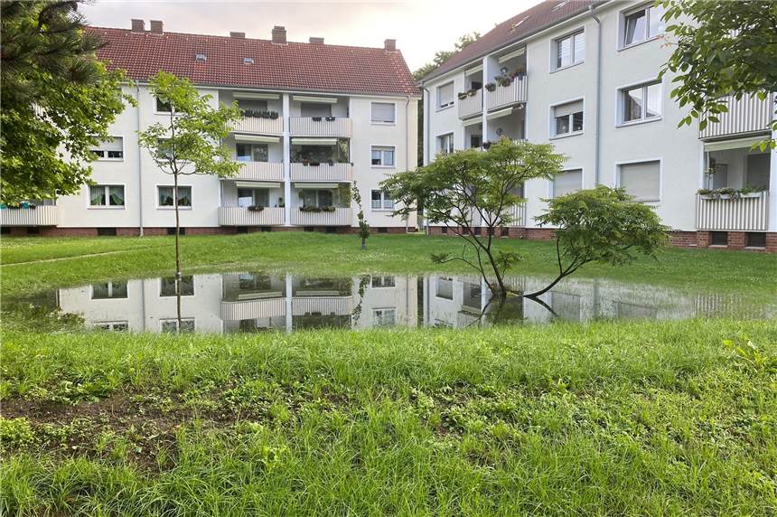 Acht Tipps zur Starkregenvorsorge: Umwelt schützen und Gebühren sparen Versickerungsanlagen, wie hier in Lünen Horstmar entlasten das Kanalsystem und schützen so auch vor Überflutungen im eigenen Keller. Wer entsprechende Anlagen baut, kann außerdem Gebühren sparen und tut noch etwas für die Umwelt.