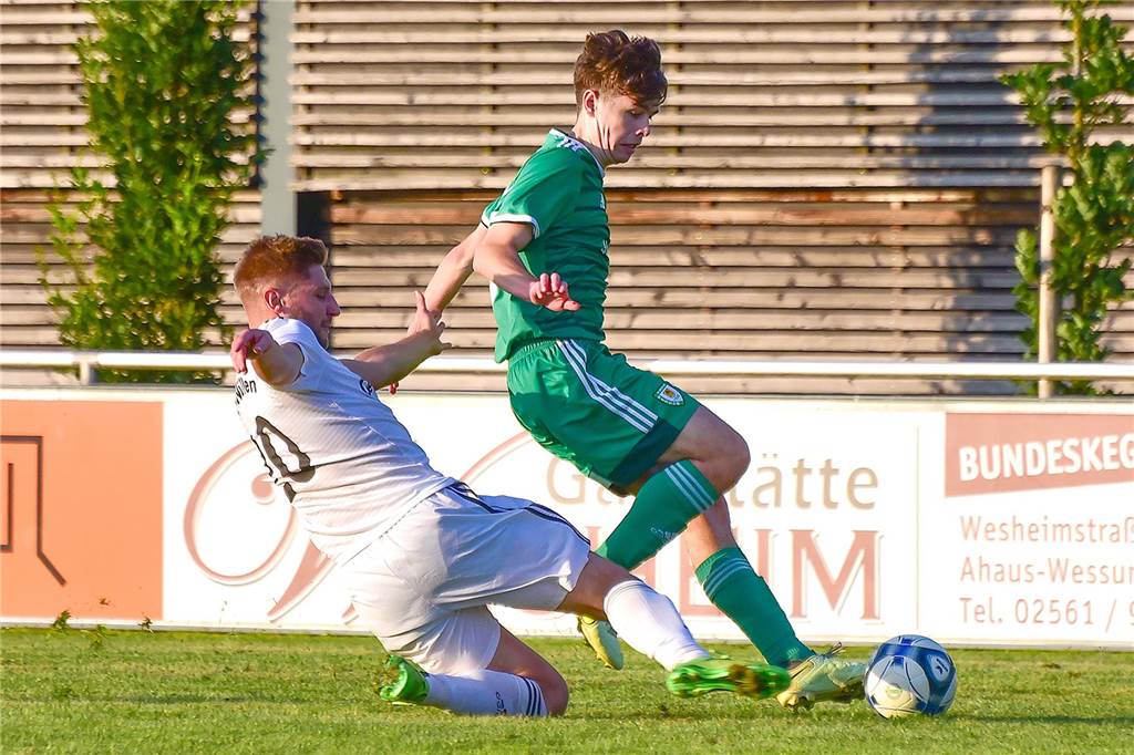 Halbfinale der Ahauser Stadtmeisterschaft steht: FC Oldenburg trumpft weiter auf Versöhnlich verabschiedete sich der TuS Wüllen mit Niklas Möller (l.) aus dem Turnier. Trotz der Niederlage erreichten aber die Gastgeber von Union Wessum mit Noah Thesing die Vorschlussrunde gegen den Topfavoriten Eintracht Ahaus.