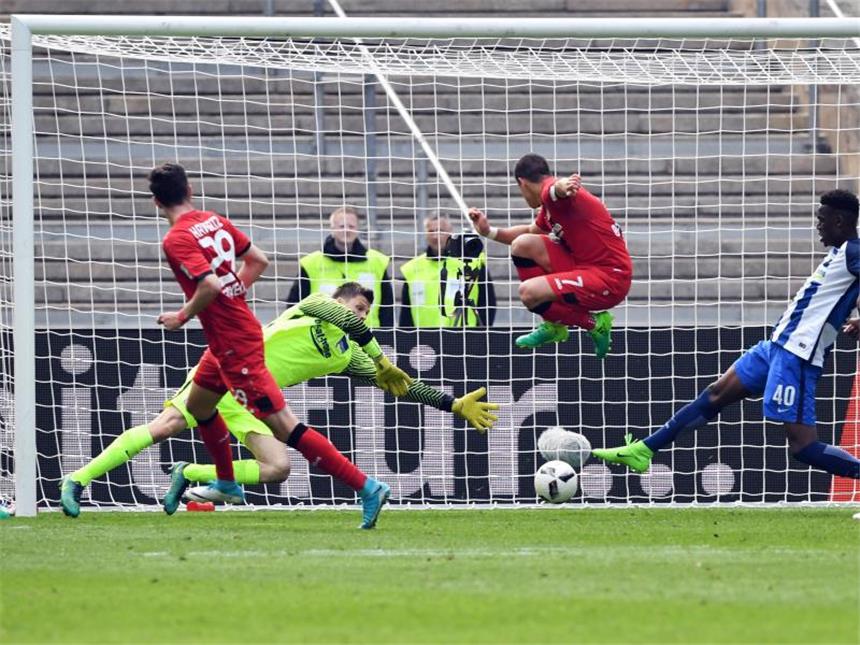 Versöhnlicher Saisonabschluss für Bayer 04 Leverkusen: Kai Havertz (l) trifft zum 3:0 gegen Hertha BSC. Foto: Soeren Stache