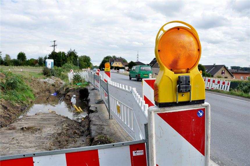 Bauarbeiten für Ersatzstraße Buddenberg beginnen Versorgungsleitungen hatten Arbeiter vor dem Bau der Buddenberg-Ersatzstraße vor einiger Zeit schon an der Neuen Werner Straße verlegt (Foto). Seit Mittwoch rollen nun die Bagger für den Bau der für Selm wichtigen Trasse.