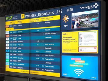 Verspätete und annullierte Flüge stehen auf dem Flughafen in Funchal auf der Anzeigetafel. Foto: Martina Rathke