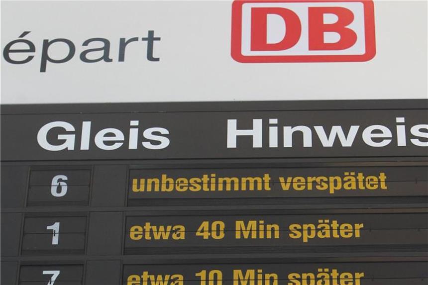 Fernzüge der Bahn im Juni häufiger verspätet Verspätungen und Ausfälle für mehrere Züge der Deutschen Bahn AG im Hauptbahnhof in Magdeburg. Foto: Jens Wolf