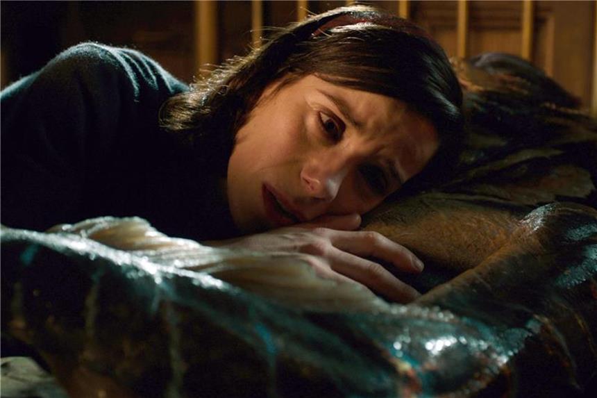 „Shape of Water“ ist Oscar-Favorit Verspielt, bildgewaltig und berührend: „Shape of Water“ erzählt von einer Putzfrau (Sally Hawkins), die in einem Forschungslabor ein eingefangenes Wasserwesen (Doug Jones) kennen- und lieben lernt. Foto: Twentieth Century Fox