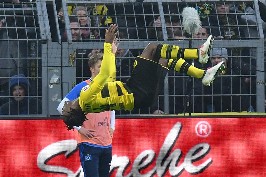 Versprechen eingelöst! Per Salto bejubelt Michy Batshuayi seinen ersten BVB-Heimtreffer.