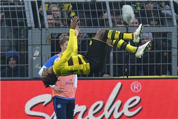 Versprechen eingelöst! Per Salto bejubelt Michy Batshuayi seinen ersten BVB-Heimtreffer.