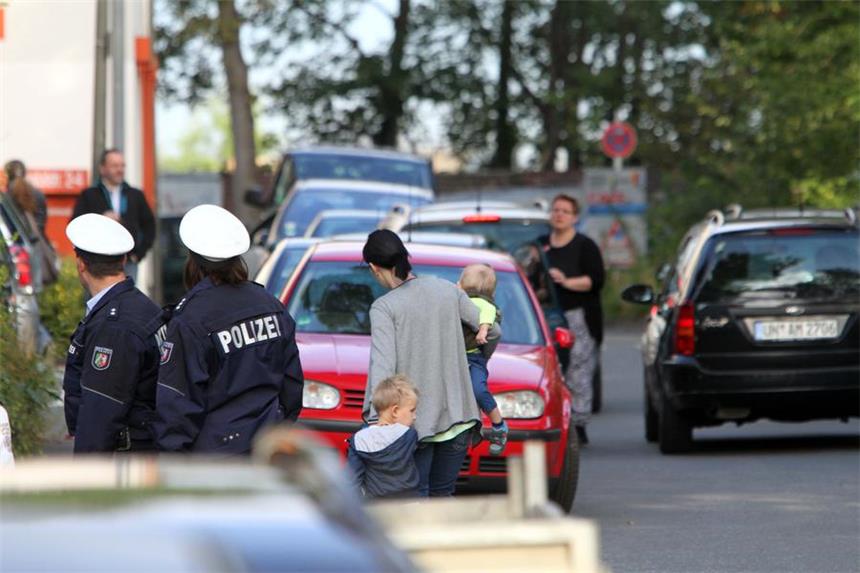 Vater bringt Tochter (8) zur Schule und rastet aus Verstärkt ist die Polizei auf Schulwegen unterwegs, um Kinder zu schützen und Autofahrer auf die Gefahren hinzuweisen.
