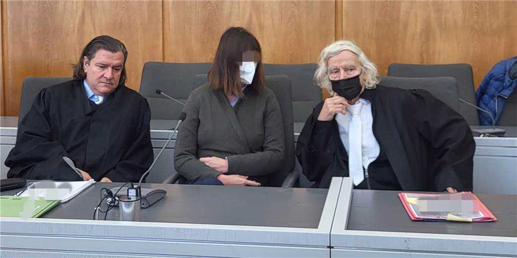 Haftstrafe für Mutter nach Mord an Emma (6): „Eine katastrophale Tat“ Die Angeklagte aus Kirchhellen zwischen ihren Verteidigern Malte Englert (links) und Siegmund Benecken (rechts).