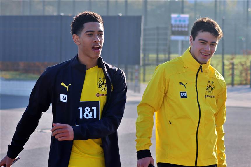 Bellingham zieht BVB-Teamkollegen auf: „Fällt schon wie Giovanni Reyna“ Verstehen sich auf und neben dem Platz: Jude Bellingham (l.) und Giovanni Reyna.