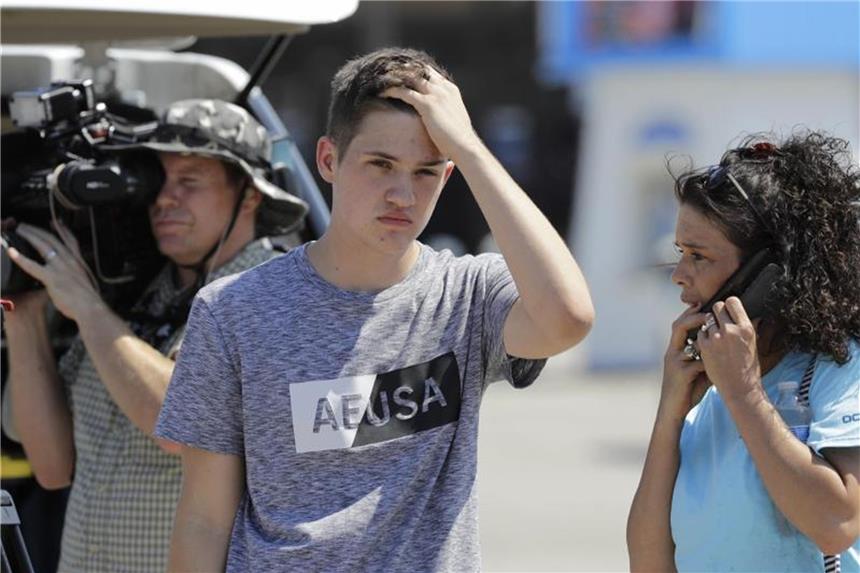 Teenager nach Schulmassaker in Texas angeklagt Verstörung in Santa Fe: Nicole Auzston (r.) und ihr Sohn Branden, Schüler der Santa Fe High School, nach dem Massaker. Foto: David J. Phillip/AP