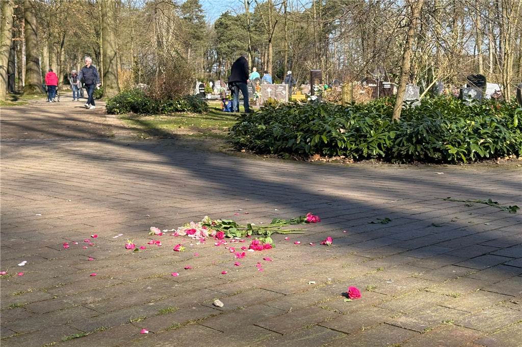 Verstreut lagen auch zertrampelte Blumen.