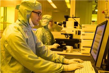 Versuche in Eigenverantwortung: Die angehenden Physiklaboranten wie Christian Klose (l) und Alita Tribus bei der Arbeit an einem Elektronen-Rastermikroskop. Foto: Jens-Ulrich Koch