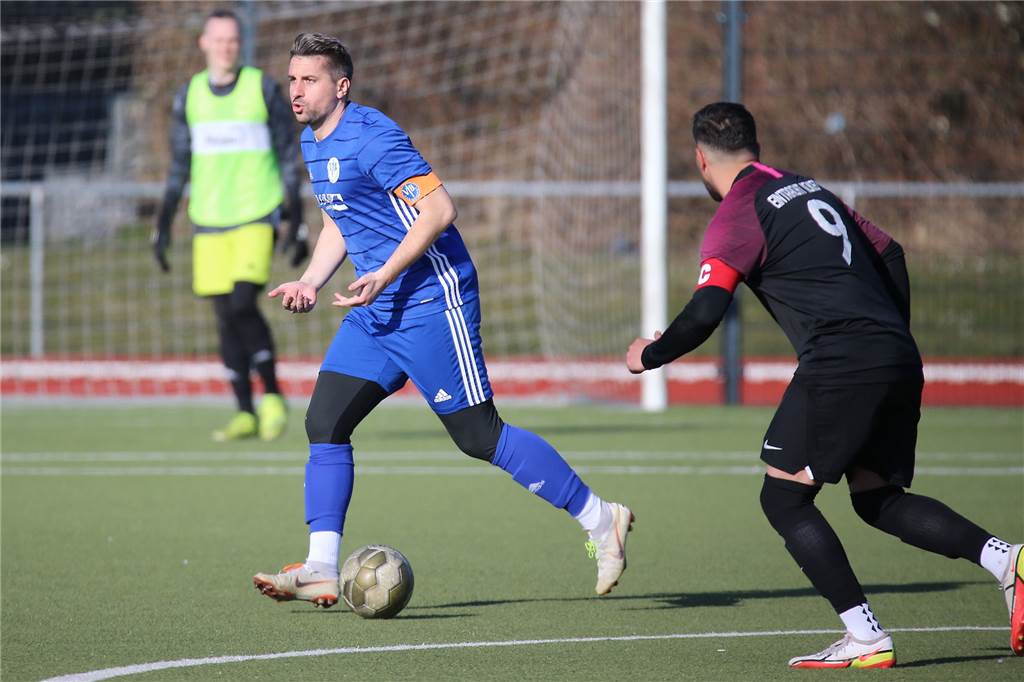 Kreisliga-Kapitän schreitet erfolgreich gegen Rote Karte für seinen Gegner ein Versucht Ordnung in das Spiel des VfB Habinghorst zu bringen: Kapitän Fatlum Zaskoku (am Ball).