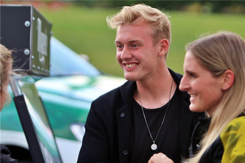 BVB-Spieler Julian Brandt wird im Homeoffice zum Grillmeister und DJ Versucht sich als Grillmeister und DJ: BVB-Mittelfeldspieler Julian Brandt.