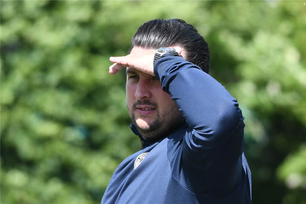 Coach identifiziert Schuldigen des FC Frohlinde und spricht von weiteren Manipulationsversuchen Versuchte Spielmanipulation: Nassir Malyar identifiziert den Sportlichen Leiter des FC Frohlinde als Schuldigen.