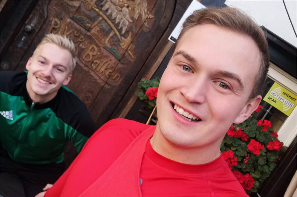 Fithalten während des Lockdowns: GS Cappenberg findet eine kreative Lösung Verteidiger Matthias Kerk (r.) und Stürmer Max Klimecki haben die Challenge - natürlich mit Abstand - schon absolviert.