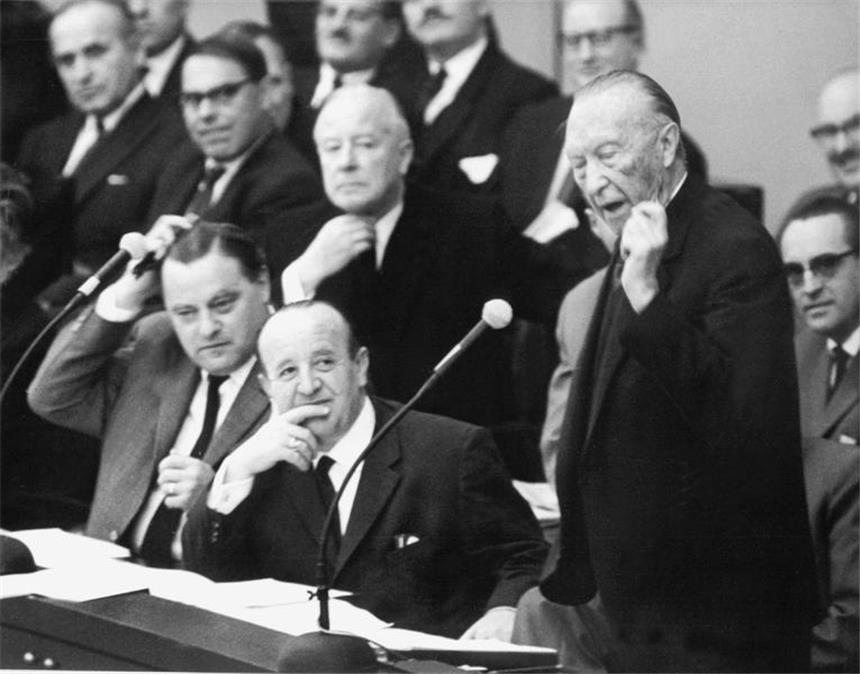 "Bedingt abwehrbereit" - Die Spiegel-Affäre Verteidigungsminister Franz Josef Strauß, Innenminister Hermann Höcherl und Bundeskanzler Konrad Adenauer während der dritten Debatte um die "Spiegel"-Affäre am 09.11.1962 im Deutschen Bundestag in Bonn.