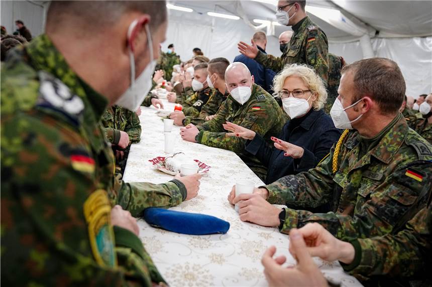 Was die Eskalation in der Ukraine für die Bundeswehr bedeutet Verteidigungsministerin Christine Lambrecht (SPD) am Dienstag bei den deutschen Soldaten in Litauen.