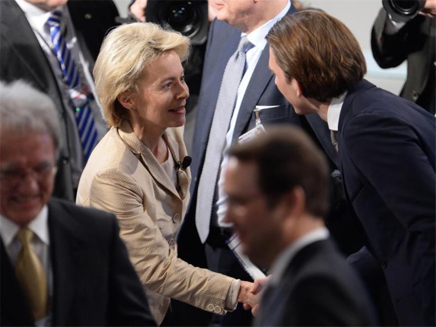 Von der Leyen bekräftigt Deutschlands Führungsbereitschaft Verteidigungsministerin Ursula von der Leyen begrüßt den österreichischen Außenminister Sebastian Kurz. Foto: Andreas Gebert