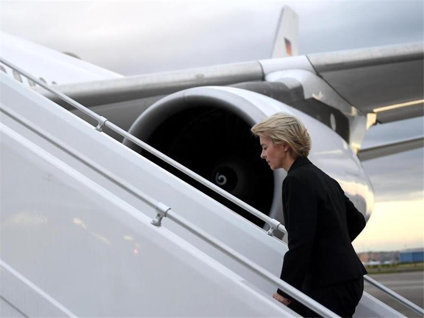 Verteidigungsministerin Ursula von der Leyen geht in Köln an Bord einer Regierungsmaschine um nach Mali und in den Niger zu reisen. Foto: Britta Pedersen