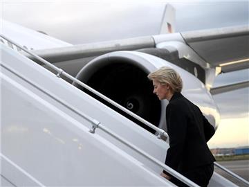 Verteidigungsministerin Ursula von der Leyen geht in Köln an Bord einer Regierungsmaschine um nach Mali und in den Niger zu reisen. Foto: Britta Pedersen